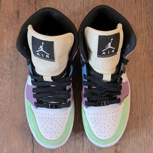 2020 Women’s Air Jordan 1 MidSE lightbulb